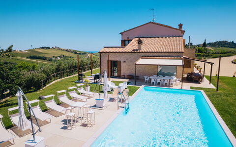 Villa Clair: Zwembad, Toevlucht, Hotel, Villa, Buitenmeubels, Stoel, Hacienda, Recreatiecentrum, Eco Hotel, Thermae