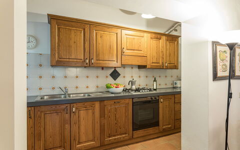 Chianti Resort: Bruin, Cabinetry, Countertop, Kraan, Eigendom, Meubilair, Wastafel, Gootsteen, Gebouw, Keuken