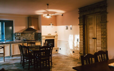 Villa Millefiori: Tafel, Meubilair, Stoel, Keuken, Hout, Verlichting, Countertop, Woonkamer, Venster, Flooring
