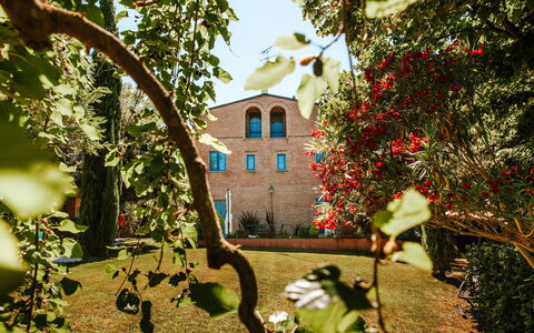 Villa Millefiori: Fabriek, Gebouw, Bloem, Venster, Blad, Plantkunde, Afdeling, Architectuur, Vegetation, Huis