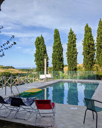 Villa Millefiori: Water, Lucht, Fabriek, Wolk, Meubilair, Natuur, Stoel, Boom, Zwembad, Buitenmeubels