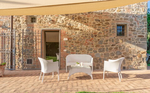 Il Fienile Holiday Home: Meubilair, Fabriek, Eigendom, Stoel, Gebouw, Schaduw, Hout, Comfort, Interieur Ontwerp, Architectuur