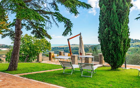 Villa Vagnini: Lucht, Wolk, Fabriek, Dag, Eigendom, Meubilair, Natuur, Groen, Natuurlijk Landschap, Tafel