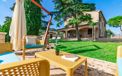 Villa Vagnini: Lucht, Eigendom, Meubilair, Gebouw, Tafel, Natuur, Groen, Hout, Azure, Buitenmeubels