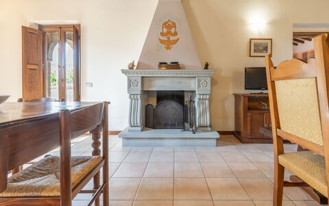 Villa Vagnini: Meubilair, Tafel, Hout, Interieur Ontwerp, Gebouw, Woonkamer, Stoel, Verdieping, Haard, Flooring