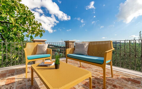 Villa Vagnini: Lucht, Wolk, Fabriek, Meubilair, Eigendom, Tafel, Azure, Hout, Natuurlijk Landschap, Buitenmeubels