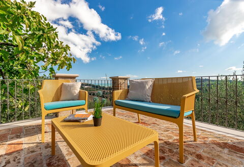 Villa Vagnini: Lucht, Wolk, Fabriek, Meubilair, Eigendom, Tafel, Azure, Hout, Natuurlijk Landschap, Buitenmeubels