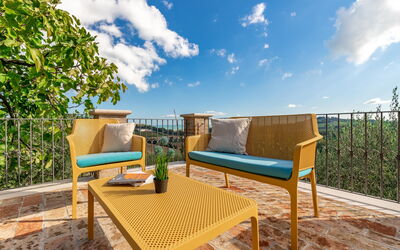 Villa Vagnini: Lucht, Wolk, Fabriek, Meubilair, Eigendom, Tafel, Azure, Hout, Natuurlijk Landschap, Buitenmeubels