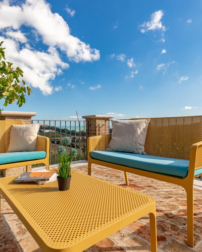 Villa Vagnini: Lucht, Wolk, Fabriek, Meubilair, Eigendom, Tafel, Azure, Hout, Natuurlijk Landschap, Buitenmeubels