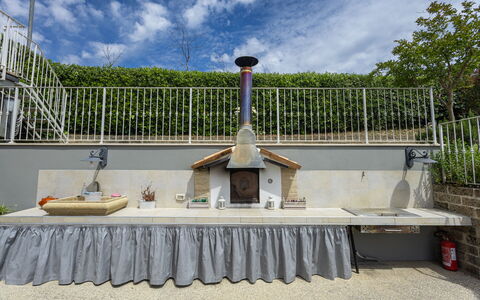 La Casa Di Campagna: Schoorsteen, Kamerplant, Tegel, Barbecue, Backyard, Keuken, Fornuis, Bloempot, Fornuis
