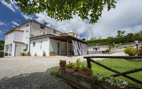 La Casa Di Campagna: Landgoed, Werf, Stoel, Balkon, Veranda, Villa, Bloempot, Patio, Outdoor Structuur, Dek