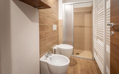 La Casa Di Campagna: Badkamer, Flooring, Loodgieterswerkinrichting, Verdieping, Toilet, Wc Bril, Interieur Ontwerp, Wastafel, Loodgieter, Wastafel In De Badkamer