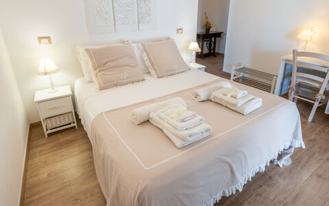 La Casa Di Campagna: Meubilair, Interieur Ontwerp, Bed, Slaapkamer, Verdieping, Flooring, Hout, Laken, Kamer, Bedding