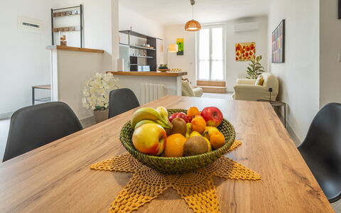 La Casa Di Campagna: Meubilair, Interieur Ontwerp, Flooring, Tafel, Muur, Eetkamer, Hout, Stoel, Keuken En Eettafel, Verdieping