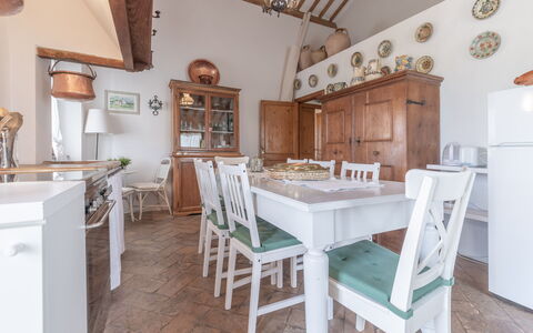 Villa La Picena: Tafel, Eigendom, Meubilair, Cabinetry, Countertop, Hout, Verlichting, Stoel, Keuken, Architectuur