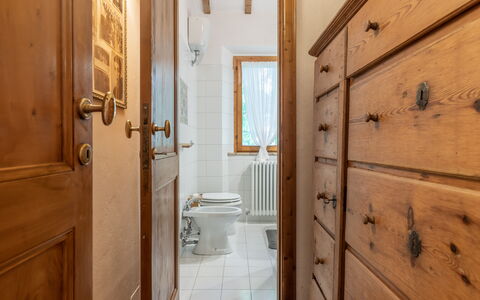 Villa La Picena: Eigendom, Hout, Badkamer, Gebouw, Loodgieterswerkinrichting, Interieur Ontwerp, Cabinetry, Verdieping, Deur