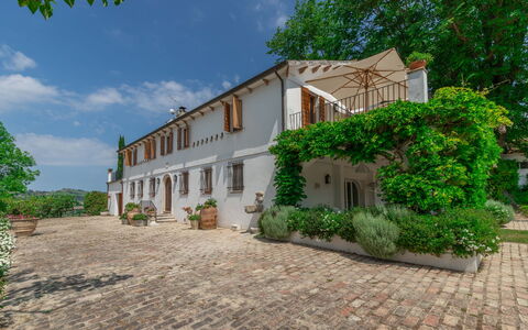 Villa La Picena: Fabriek, Lucht, Wolk, Gebouw, Venster, Boom, Huis, Deur, Land Lot, Vegetation