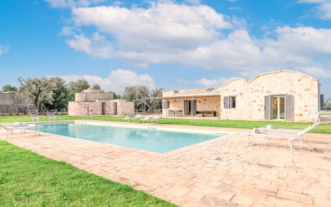 Villa Trullina: Wolk, Water, Lucht, Fabriek, Gebouw, Zwembad, Land Lot, Gras, Boom, Woongebied