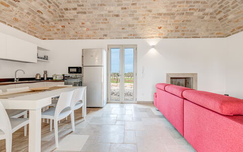 Villa Trullina: Cabinetry, Meubilair, Eigendom, Countertop, Tafel, Interieur Ontwerp, Hout, Venster, Keuken, Architectuur