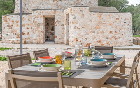 Villa Trullina: Tafel, Tableware, Meubilair, Fabriek, Stoel, Buitentafel, Buitenmeubels, Boom, Interieur Ontwerp, Hout
