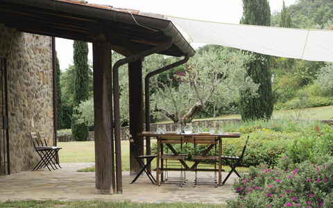 Villa San Leo: Fabriek, Tafel, Eigendom, Meubilair, Natuur, Schaduw, Boom, Buitenmeubels, Buitentafel, Hout