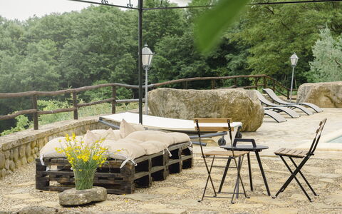 Villa San Leo: Fabriek, Tafel, Bloem, Gebouw, Buitenmeubels, Boom, Schaduw, Interieur Ontwerp, Stoel, Buitentafel