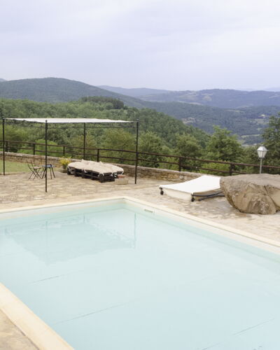 Villa San Leo: Water, Lucht, Wolk, Zwembad, Gebouw, Berg, Boom, Samengesteld Materiaal, Fabriek, Onroerend Goed