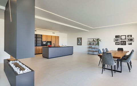 Villa Diodoro: Meubilair, Eigendom, Boekenkast, Stellingen, Hout, Plank, Architectuur, Tafel, Interieur Ontwerp, Woonkamer