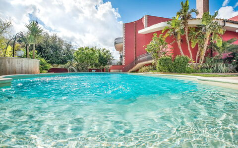 Villa Rossana: Water, Wolk, Fabriek, Gebouw, Dag, Eigendom, Lucht, Zwembad, Boom, Huis