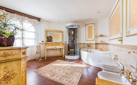Villa Rossana: Cabinetry, Meubilair, Tafel, Fotolijst, Countertop, Fabriek, Keuken, Lade, Bloempot, Hout