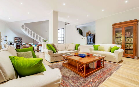 Villa Rossana: Bankstel, Eigendom, Meubilair, Tafel, Comfort, Fotolijst, Kamerplant, Fabriek, Interieur Ontwerp, Verlichting