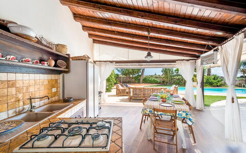 Villa Rossana: Tafel, Eigendom, Fabriek, Gebouw, Interieur Ontwerp, Hout, Architectuur, Stoel, Verdieping, Schaduw
