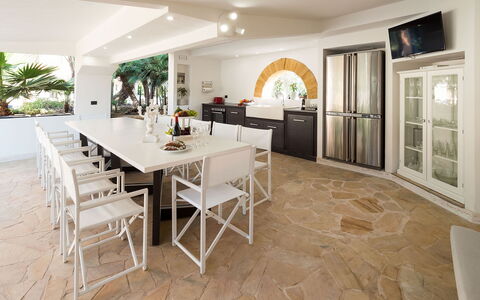 Villa Girgenti: Tafel, Meubilair, Eigendom, Cabinetry, Stoel, Countertop, Hout, Interieur Ontwerp, Flooring, Verdieping