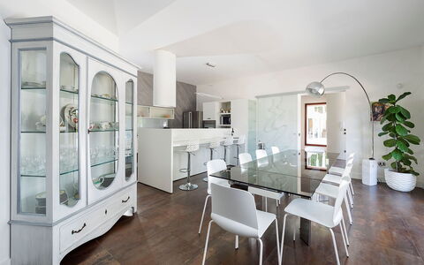 Villa Girgenti: Tafel, Meubilair, Eigendom, Cabinetry, Fotolijst, Kamerplant, Plank, Stoel, Gebouw, Bloempot