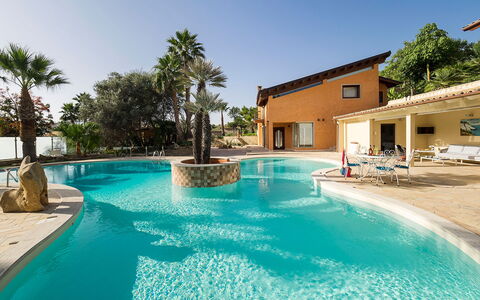 Villa Girgenti: Water, Lucht, Eigendom, Gebouw, Fabriek, Zwembad, Azure, Boom, Venster, Zwemwater