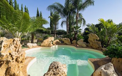 Villa Girgenti: Water, Lucht, Fabriek, Natuurlijk Landschap, Natuur, Azure, Zwembad, Boom, Vegetation, Zwemwater