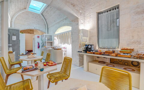 Vico Bianco Raro Rooms: Meubilair, Eigendom, Tafel, Stoel, Gebouw, Interieur Ontwerp, Architectuur, Woonkamer, Huis, Bankstel