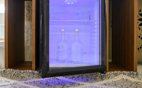 Vico Bianco Raro Rooms: Azure, Venster, Hout, Water, Gas, Elektrisch Blauw, Glas, Rechthoek