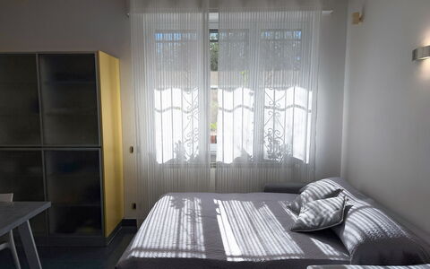Villa La Rodina - Diano Marina: Meubilair, Bed, Interieur Ontwerp, Slaapkamer, Laken, Bedding, Verdieping, Hout, Kamer, Flooring