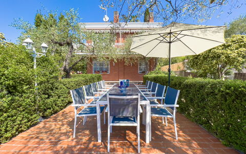 Villa La Rodina - Diano Marina: Meubilair, Fabriek, Tafel, Plantengemeenschap, Lucht, Stoel, Buitentafel, Schaduw, Plantkunde, Buitenmeubels