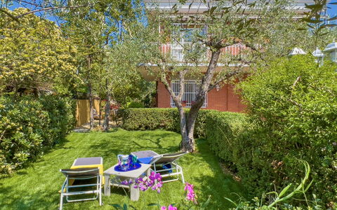 Villa La Rodina - Diano Marina: Fabriek, Eigendom, Plantengemeenschap, Plantkunde, Natuur, Blad, Openluchtbank, Buitenmeubels, Boom, Vegetation