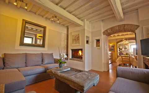 Villa Badia: Meubilair, Bankstel, Tafel, Fotolijst, Interieur Ontwerp, Woonkamer, Kamerplant, Verdieping, Comfort, Flooring