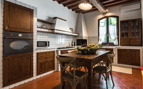Le Due Ville: Countertop, Cabinetry, Meubilair, Eigendom, Keuken, Hout, Venster, Verlichting, Stoel, Toestel Van De Keuken