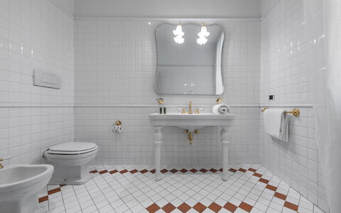 Le Due Ville: Loodgieterswerkinrichting, Kraan, Eigendom, Spiegel, Wastafel In De Badkamer, Toilet, Gebouw, Wc Bril, Badkamer, Purper