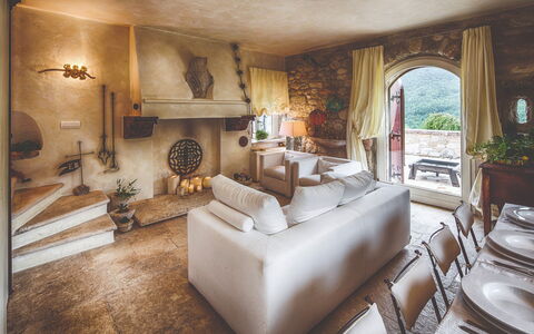 Villa Vetice: Meubilair, Gebouw, Eigendom, Fotolijst, Fabriek, Kamerplant, Venster, Comfort, Tafel, Decoratie