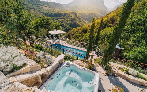 Villa Vetice: Water, Watervoorraden, Berg, Fabriek, Lucht, Natuurlijk Landschap, Zwemwater, Vegetation, Waterloop