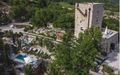 Villa Vetice: Eigendom, Fabriek, Gebouw, Natuur, Boom, Vegetation, Stedelijk Ontwerp, Woongebied, Huis, Landschap