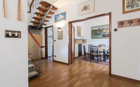 Casa Lelia: Fotolijst, Eigendom, Hout, Interieur Ontwerp, Flooring, Verdieping, Muur, Hal, Deur