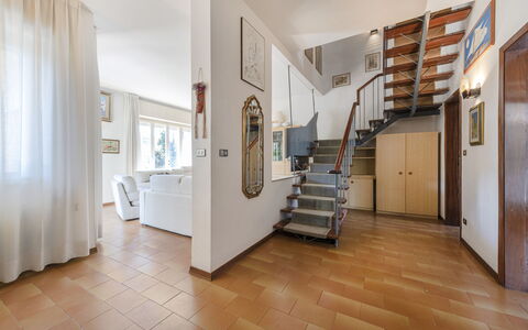 Casa Lelia: Fotolijst, Hout, Trap, Gebouw, Hal, Deur, Interieur Ontwerp, Flooring, Verdieping