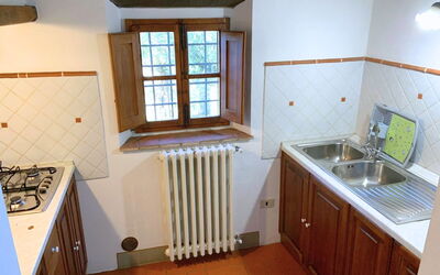 Le Fonti 2: Keuken, Toestel Van De Keuken, Hout, Major Appliance, Gootsteen, Countertop, Flooring, Fornuis, Fornuis, Gasfornuis